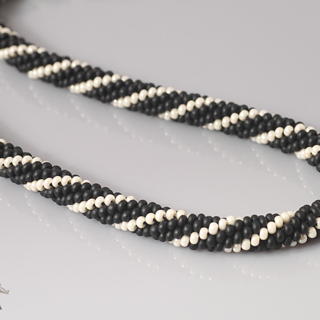 Czarno - biały sznur